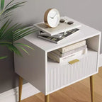 Comodino Nathan James Jacklyn Wood con cassetto, Bianco: Comodino moderno, Superficie laminata