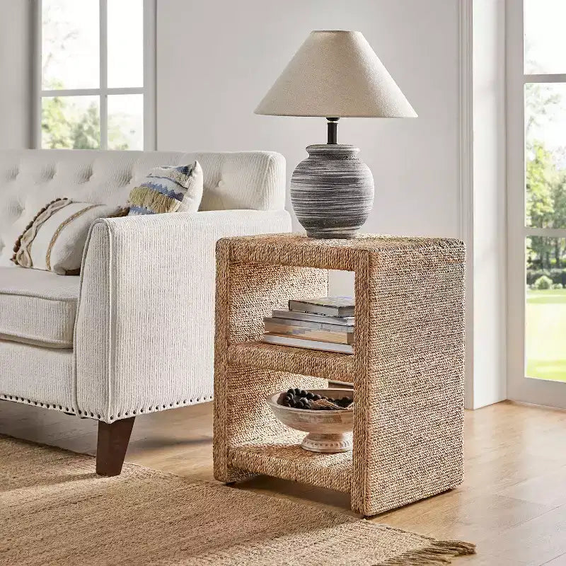 Heinrich 24 Tavolino laterale in corda d'erba stile costiero con due ripiani aperti|ART OF LIVING DESIGNS-NATURAL