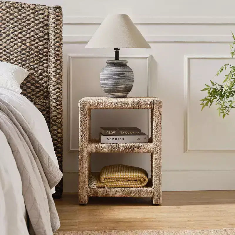 Heinrich 24 Tavolino laterale in corda d'erba stile costiero con due ripiani aperti|ART OF LIVING DESIGNS-NATURAL